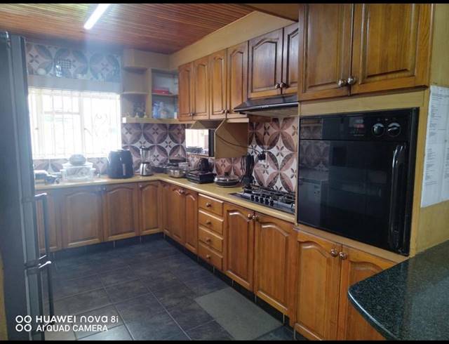 5 BEDROOM HOUSE FOR SALE IN UITSIG